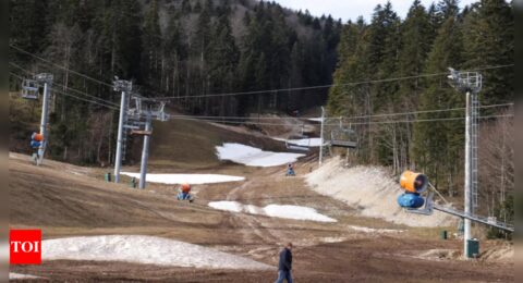 Melting snow and muddy pistes disappoint skiers in Bosnia